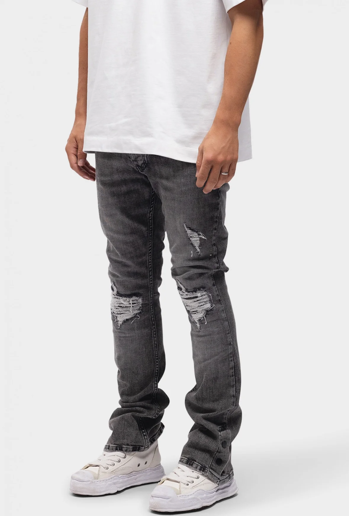 DISTRESSED FLARED JEANS - Image 2