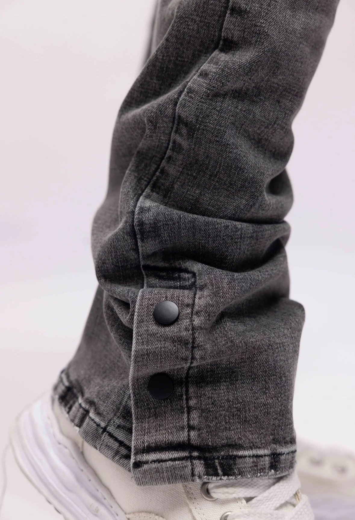 DISTRESSED FLARED JEANS - Image 3